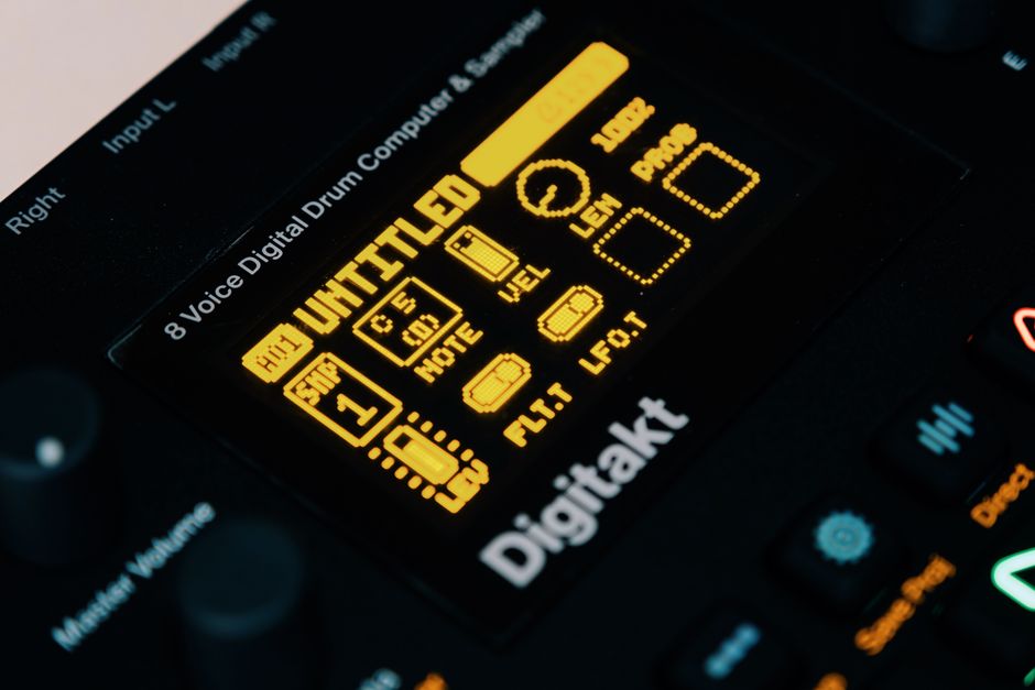 Chiptune 2.0: Cómo la Música de 8-bit Conquistó la Electrónica Moderna (y por Qué Yo Sigo Usándola en mis Juegos)