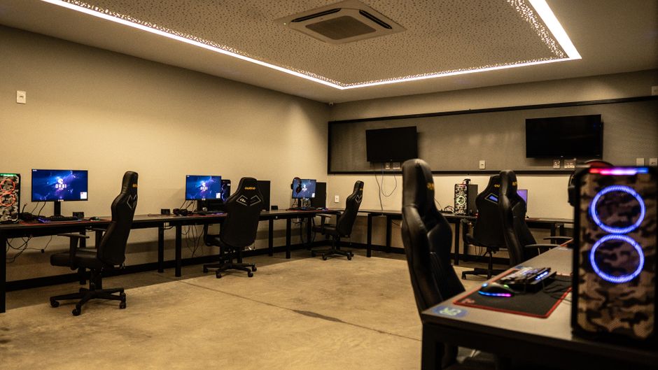 Korean gaming PC room cafe high performance setup