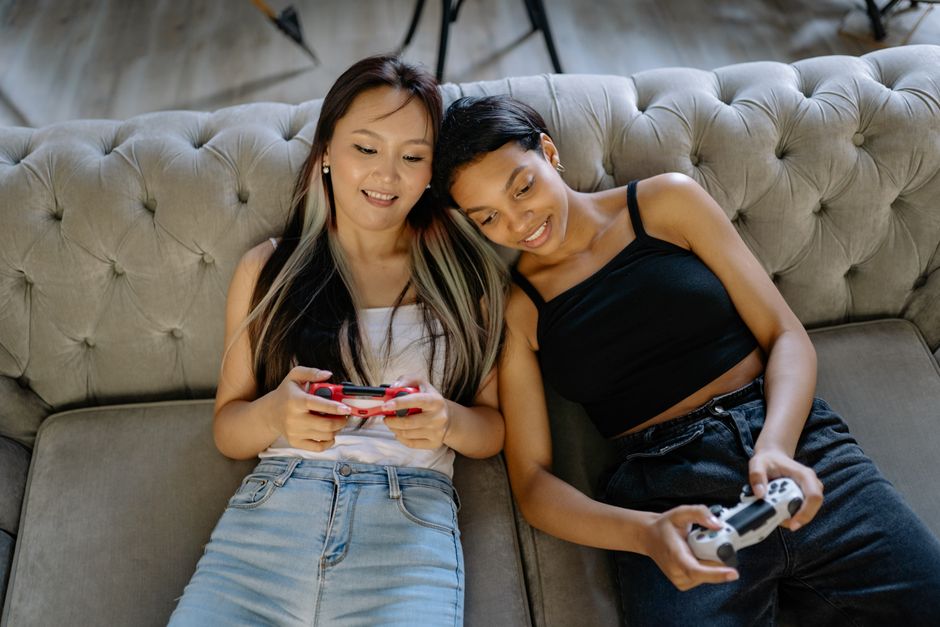 Couch Gaming 2025: ¿Extinción o Renacimiento? El Futuro de los Juegos de Salón en la Era Online