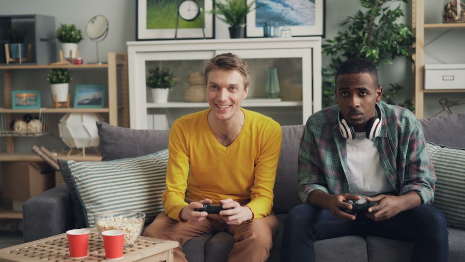 Couch Gaming en la Era Digital: ¿Pueden Sobrevivir los Juegos de Salón frente a la Dominación Online?