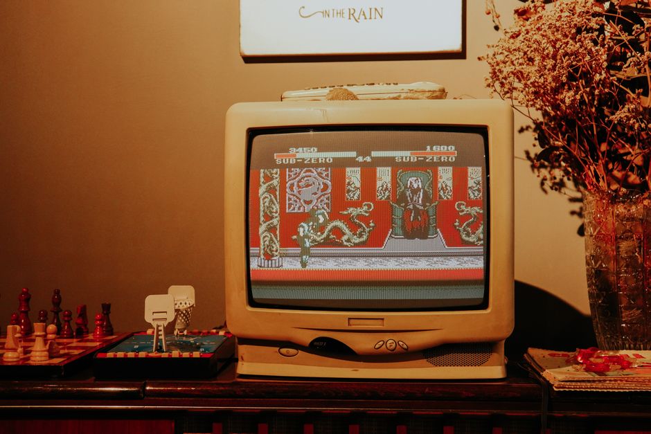 Monitor CRT vintage mostrando pixel art clásico con scanlines naturales