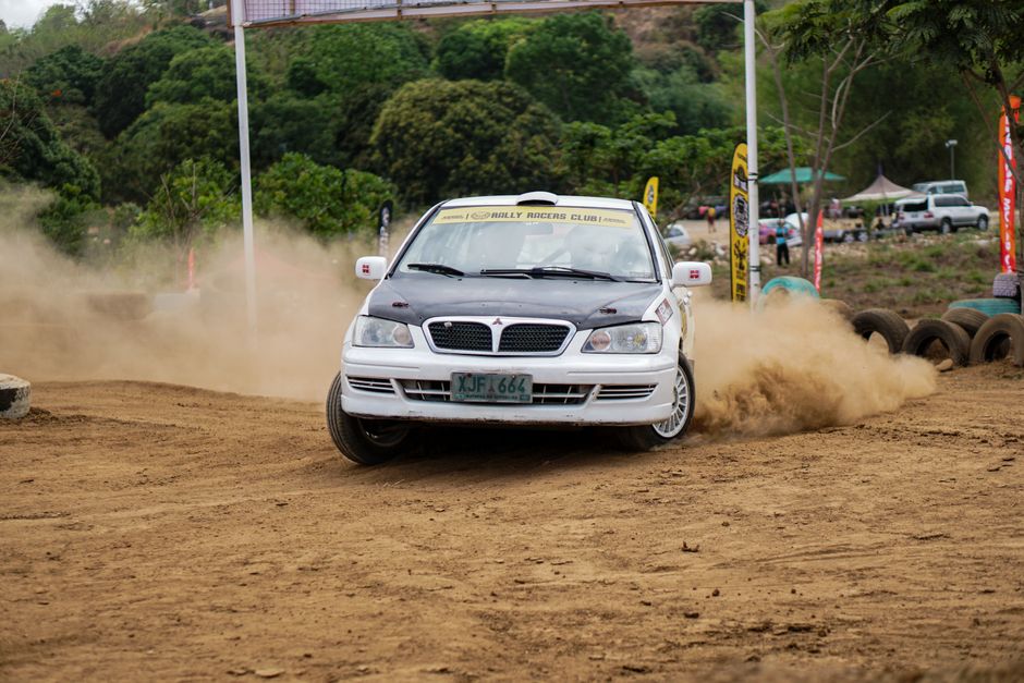 DiRT: Evolución de la Franquicia desde el Rally Tradicional hasta el Espectáculo del Gymkhana