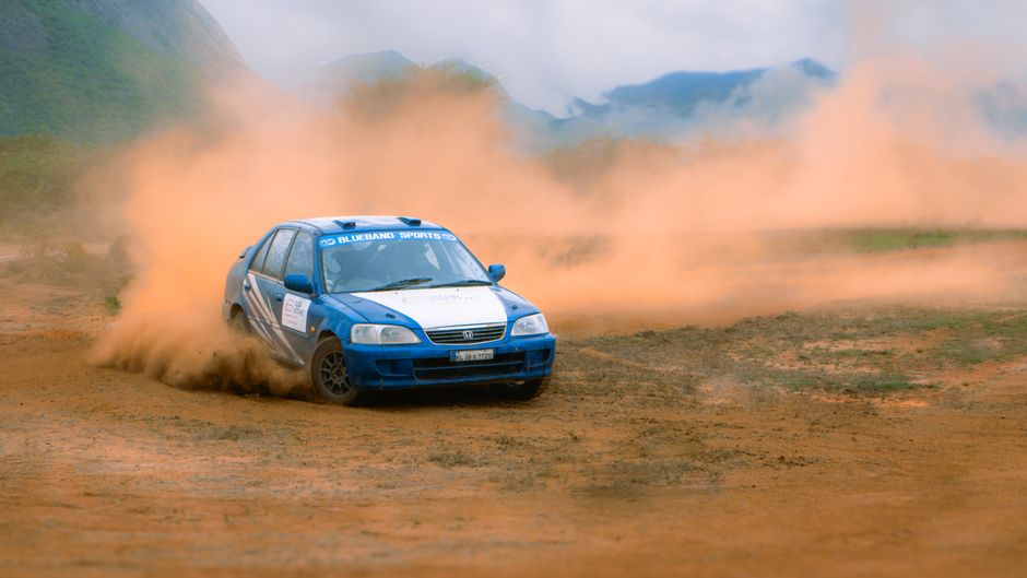 DiRT: Evolución de la Franquicia desde el Rally Tradicional hasta el Espectáculo del Gymkhana