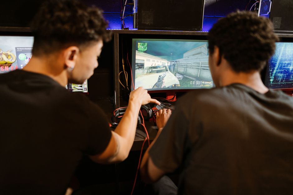 computer screen gaming store