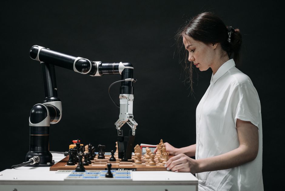 La Paradoja de la IA Enemiga: Inteligencia Artificial Sofisticada pero Vulnerable al Engaño
