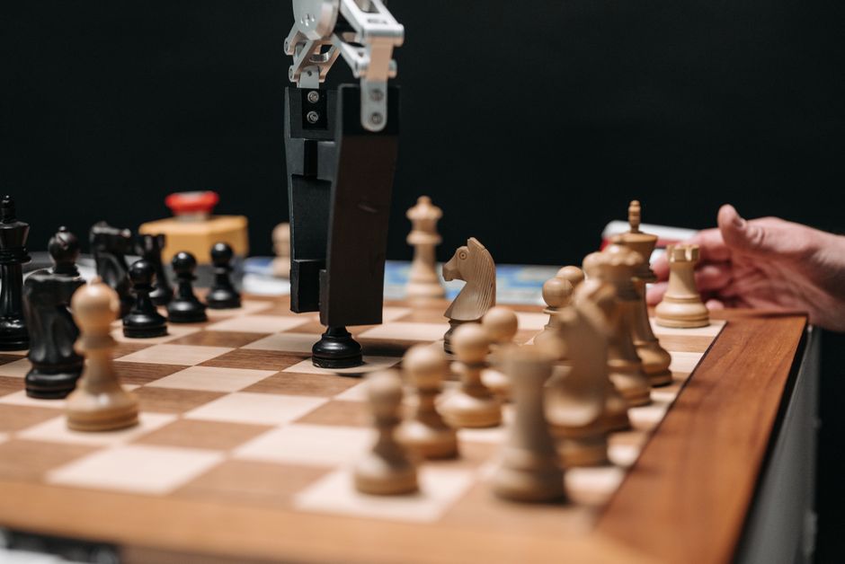 La Paradoja de la IA Enemiga: Inteligencia Artificial Sofisticada pero Vulnerable al Engaño