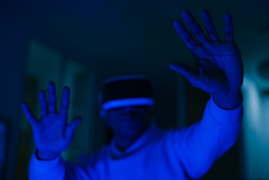 VR motion sickness virtual reality headset gaming comfort