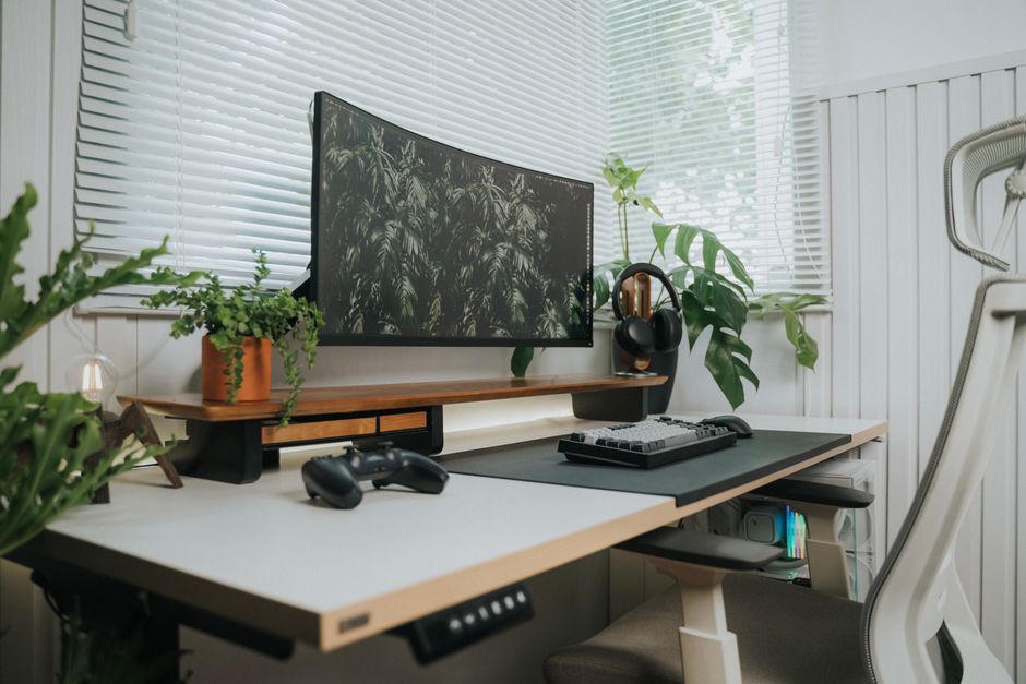 ergonomic gaming desk standing setup
