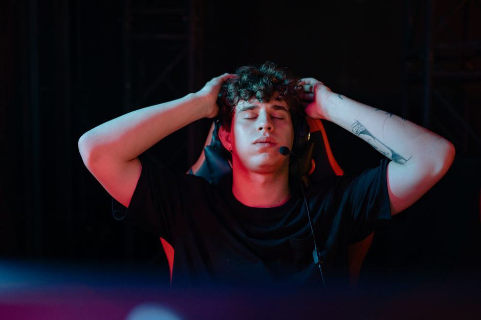 Psicología Deportiva en eSports: Cómo Superar el 'Tilt' y la Presión del Escenario