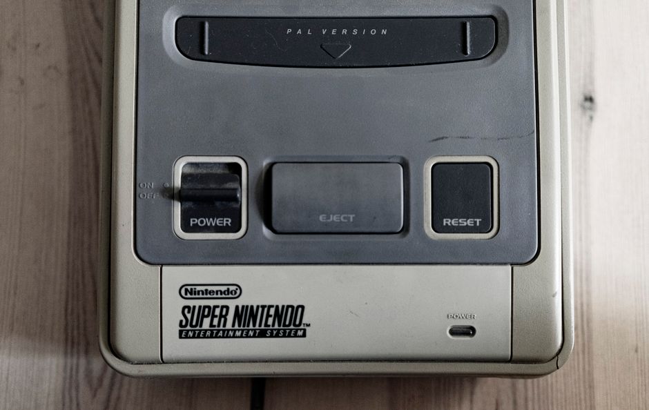 Retrobright: La Ciencia de Restaurar Plásticos Amarillentos en Consolas Retro (Guía Técnica Completa)