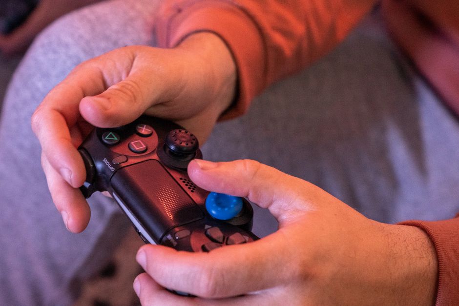 professional gamer hands controller focus