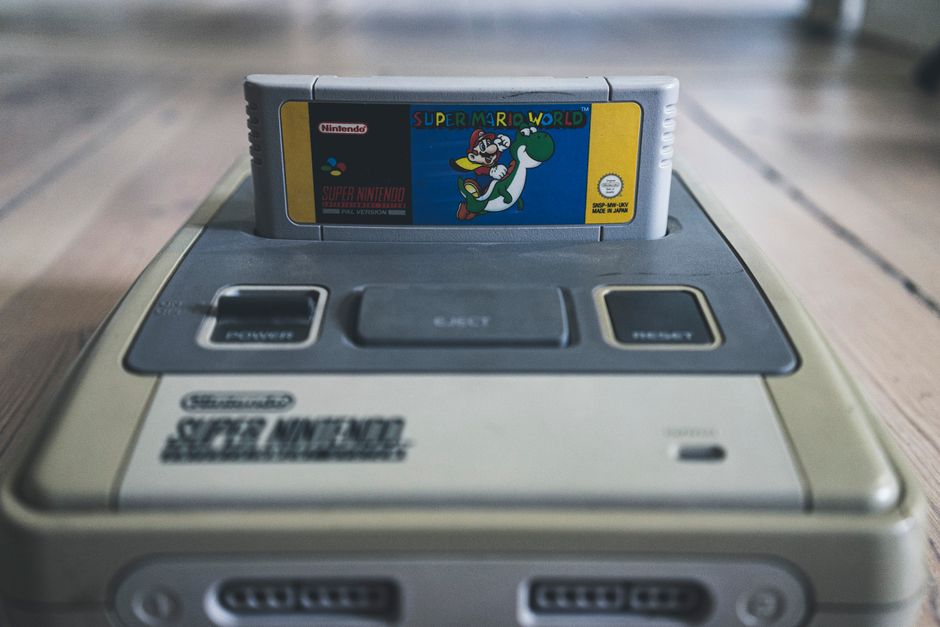 Tutoriales Invisibles: El Magistral Diseño del Primer Nivel (Mundo 1-1) de Super Mario Bros.