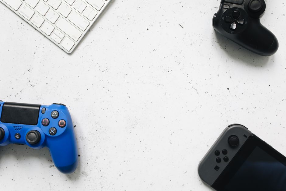 Xbox Game Pass vs PlayStation Plus Extra/Premium: Comparativa de Catálogo y Valor Económico